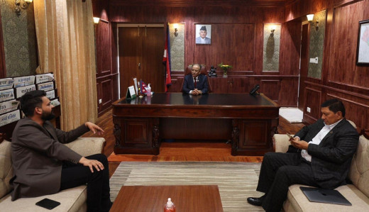 प्रधानमन्त्री र गृह मन्त्रीसँगको तस्बिर राखेर बालेन भन्छन्– समस्याको चाङ सरकारले सिंहदरबारको फोहोरमा देखोस्